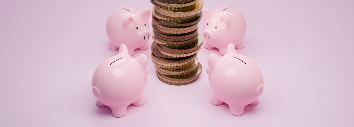 Vier roze spaarvarkens staan om een stapel munten heen met een roze achtergrond