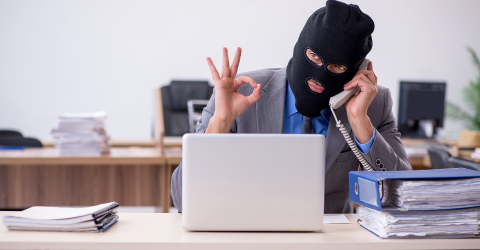 Fraude; jonge mannelijke medewerker fraudeert binnen het bedrijf